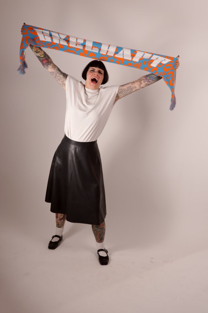 Anja holding up her TARZA & JANE X EKELHAFT ultra fan scarf and screaming YEAH!