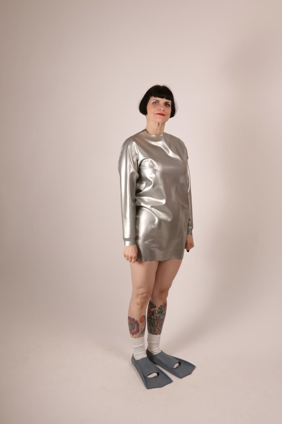 45 degrees view of Anja Abels in a silver latex sweatshirt dress