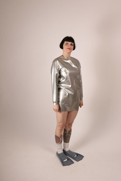 45 degrees view of Anja Abels in a silver latex sweatshirt dress