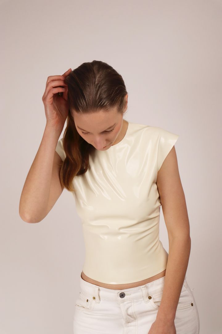 white latex 60s v-line top for daily streetstyle